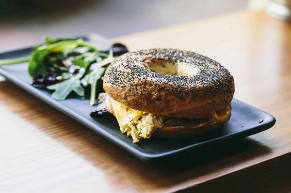 Wie gelingt ein perfekter New York Bagel mit knuspriger Kruste und weichem Inneren?