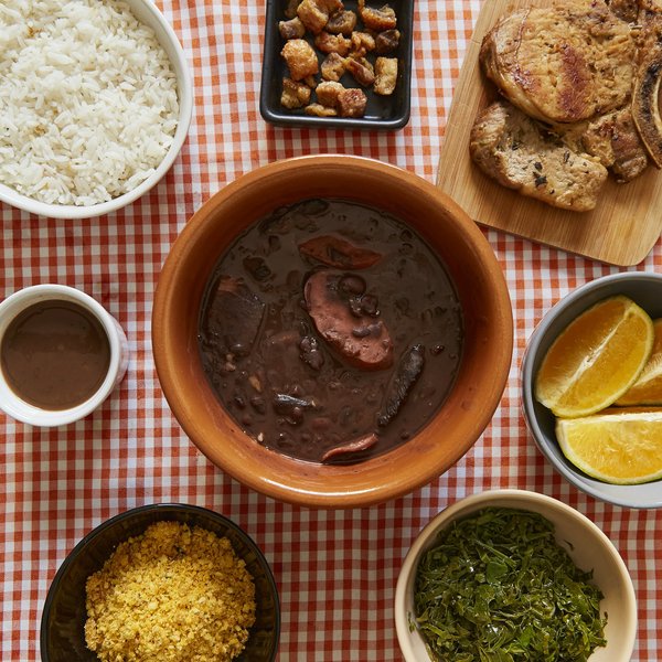 Wie gelingt ein traditioneller brasilianischer Feijoada-Eintopf mit schwarzen Bohnen?