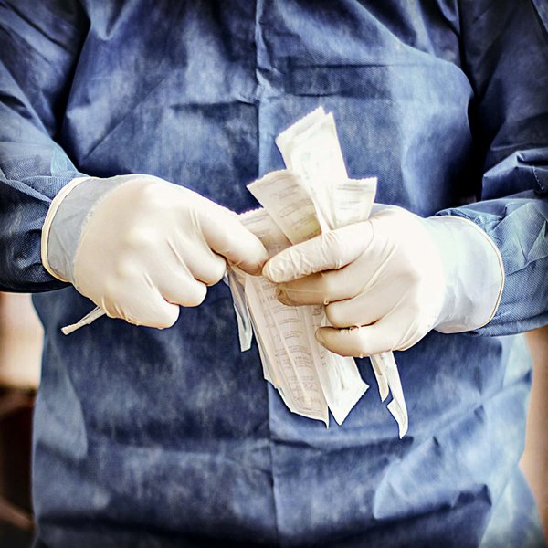 Wie kann der Einsatz von RFID-Technologie in Krankenhäusern zur Verbesserung der Patientensicherheit beitragen?